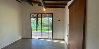 Hermosa casa en arriendo sector El Yarumo a 5 minutos del parque de la ceja, cuenta con una amplia zona verde para disfrutar en familia, el sector es seguro y muy tranquilo