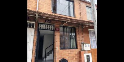 $135.000.000 PAGO UNICAMENTE EN EFECTIVO

Casa de dos niveles en conjunto abierto ubicada en el sector Quintas de la Laguna en Soacha.

$135.000.000 PAGO UNICAMENTE EN EFECTIVO 

Área de terreno: 36 m²
Distribución:


 
 Sala y comedor independientes
 
 
 Cocina funcional
 
 
 Tres habitaciones
 
 
 Un baño
 
 
 Patio independiente
 
 
 Parqueadero comunal
 


Año de construcción: 1999

La propiedad se encuentra en una zona estratégica, cerca de colegios, de la Universidad Uniminuto y la Universidad de Cundinamarca, además de contar con fácil acceso a la Autopista Sur y a zonas comerciales del sector.

Una excelente oportunidad para vivienda familiar o inversión, en un entorno tranquilo y bien ubicado.
