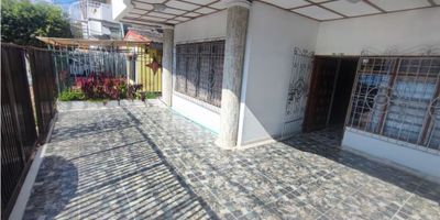 Casa en venta Armenia, Cartagena

Excelente casa ubicada en barrio Armenia, ideal para cualquier tipo de actividad comercial, cuenta con patio y espacios grandes, es dúplex, cuenta con garaje, 3 baños, 6 habitaciones, terraza amplia y balcon en segundo piso, libre de hipotecas, ideal para inversión sobre la calle principal de armenia, medidas 8x 3

 

CÓDIGO WASI 9514785
