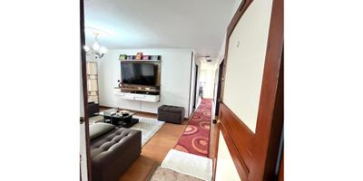 Un hogar que lo tiene todo

Hay lugares que no necesitan palabras para enamorar. Esta propiedad, completamente renovada, te recibe con una armonía que se percibe en cada espacio, pensada para quienes valoran la comodidad, la elegancia y el detalle.

Ubicada en un primer piso, ofrece una distribución generosa donde cada ambiente invita al descanso, al encuentro y al bienestar. La luz natural, los acabados modernos y su diseño funcional crean una experiencia de hogar que se vive con plenitud.

En un conjunto que brinda seguridad y tranquilidad, tendrás además cercanía a todo lo que necesitas: comercio, zonas verdes, acceso fácil y servicios a tu alcance.

Libre de gravamen y con opción de financiación con cualquier entidad bancaria.

Conócelo y descubre un espacio listo para hacer realidad tus sueños.

B1.
