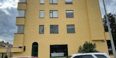 Excelente apartamento exterior, para remodelar, amplios espacios, con excelente luz natural.  Sala comedor con chimenea y biblioteca, El edificio queda sobre la calle 116, con excelentes zonas verdes buenas vías de acceso a todos lados de la ciudad.   