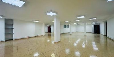 CASA COMERCIAL EN ARRENDAMIENTO EN SECTOR PALOGRANDE, Inmobiliaria Giraldo Castaño te ofrece esta amplia casa comercial de 654 m², diseñada para satisfacer las necesidades de empresas, instituciones, centros administrativos, call centers, coworkings o sedes corporativas.

Ubicación privilegiada: A pocos metros del sector El Cable y del Estadio Palogrande, en una de las zonas más dinámicas, comerciales y de mayor valorización de la ciudad. Excelente conectividad, transporte público cercano y alto flujo peatonal y vehicular.

Características principales:

10 oficinas privadas: Espacios funcionales, iluminados y bien distribuidos.

 1 salón amplio: Ideal para reuniones, capacitaciones o áreas colaborativas.

 5 baños: Distribuidos en zonas clave para mayor comodidad.

 15 parqueaderos: Una ventaja diferencial para el personal y visitantes.

654 m² de construcción: Amplios espacios interiores, con gran potencial de adecuación según las necesidades del negocio.

Esta propiedad combina espacio, ubicación y funcionalidad, lo que la convierte en una excelente inversión para empresas que buscan establecerse en un entorno estratégico y con alto impacto.