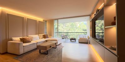 Apartamento en Arriendo  San Lucas, El Poblado
Vive con elegancia y confort en este espectacular apartamento, ubicado en uno de los sectores mas exclusivos y tranquilos de El Poblado. Sus amplios espacios, excelentes acabados y diseno funcional crean un ambiente ideal para disfrutar cada momento en casa.
Cuenta con 3 habitaciones, 4 banos, un vestier, 2 closets, closet de linos, sala-comedor, moderna cocina integral, habitacion de servicio, zona de ropas, 2 parqueaderos, cuarto util y ascensor.
Su ubicacion privilegiada, cerca de San Lucas Plaza, Edificio Camino Avinon y Santa Cecilia Casas, te brinda acceso rapido a supermercados, colegios, restaurantes y rutas integradas de transporte.
Una opcion perfecta para quienes buscan un hogar con comodidad, exclusividad y excelente conectividad en El Poblado.


