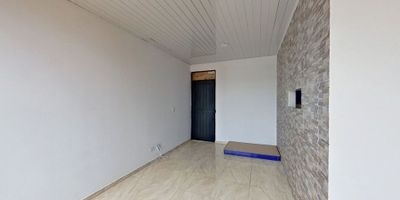 Apartamento en venta de 50 m² con agradable vista exterior, ubicado en un 5to piso (Torre F Apto 501), ideal para quienes buscan un espacio acogedor y bien distribuido. Cuenta con 2 habitaciones, 1 baño, sala comedor, zona de estudio, cocina integral y zona de lavandería, todo con piso cerámico que facilita el mantenimiento y aporta frescura. El conjunto ofrece zonas verdes para el disfrute y tranquilidad, además de vigilancia privada las 24 horas para mayor seguridad. Su ubicación es estratégica, con cercanía a almacenes de cadena como D1 y Ara, al colegio Los Almendros, paradas del MIO y fáciles vías de acceso por la Carrera 85 y la Calle 53, convirtiéndolo en un lugar perfecto para vivir en armonía.
