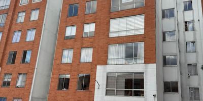 Area construida 66 metros cuadrados  Estrato 2  ideal para mantener costos bajos  Antiguedad 17 anos  5to piso sin ascensor  vista despejada y buena iluminacion

️ Distribución pensada para tu comodidad  3 habitaciones con excelente ventilacion  2 banos completos  Sala acogedora y comedor independiente   Zona de estudio perfecta para home office o tareas escolares  Cocina integral equipada  Zona de lavanderia funcional  Parqueadero comunal disponible