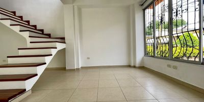 Casa en venta en Siberia, Cundinamarca, ubicada en el barrio Siberia. Esta vivienda de estrato 4, con 133 m² construidos, ofrece 3 habitaciones y 2 baños. Su antigüedad es de 15 años y cuenta con vigilancia para su tranquilidad. El precio de venta de esta casa en Siberia es de $393,000,000. Una propiedad con características ideales en la zona. Para más detalles, contacte por whatsapp, quiero que me contacten o ver telefonos.