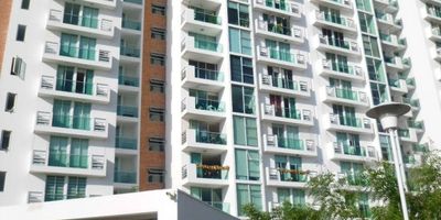 CÓDIGO INTERNO: 17602 -  APARTAMENTO CONSTA DE 3 ALCOBAS CON SUS CLÓSETS, 3 BAÑOS, ALCOBA DE SERVICIO CON SU BAÑO, ESTUDIO, COCINA INTEGRAL TIPO AMERICANA Y BALCÓN. EL EDIFICIO CUENTA CON 2 ASCENSORES, PISCINA. SE ENCUENTRA UBICADO CERCA DE VÍAS PRINCIPALES, PARQUES, COLEGIOS, UNIVERSIDADES, SUPERMERCADOS, TRANSPORTE PÚBLICO E IGLESIAS.