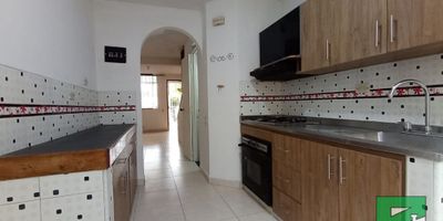 ¡Arrienda ya esta increíble casa trifamiliar en Belén Parque!
Cómoda, bien ubicada y lista para ti
Cerca del Éxito de Belén
A pasos de la estación Metroplús
Zona residencial con comercio y servicios
¡Todo lo que necesitas en un solo lugar!
Contáctanos para más información o agenda tu visita. ¡No dejes pasar esta oportunidad!


4 Habitaciones
4 Clóset
3 Baños cabinados
Sala comedor
Cocina Integral
Calentador
Red de gas
Patio
Parqueadero cubierto


Arrendamientos Panorama Belén: (604) 347 12 14/301 544 68 92
Aesora: Luisa Muñoz 301 543 66 06
