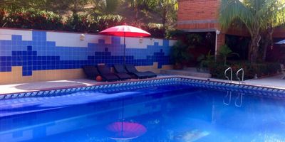 Finca de recreo en Venta Vereda Gaymaral Santafe de Antioquia
Hermosa Finca Campestre
Area del lote: 4.000 m2.
Area de la casa: 200 m2

-5 alcobas, 6 baños, cocina integral, sala Tv, sala social, comedor externo, jardines, zona de piscina 200 m2, kiosco, cancha de tutbol, parqueadero para 10 carros y zona arboles frutales.

-Ubicada a 10 minutos despues de San Jerónimo

Acá podrás gozar de días de sol, rodeado de tus seres queridos ya que cuenta con generosos espacios.

SE RECIBEN PROPIEDADES DE MENOR VALOR EN PARTE DE PAGO.

Si estas interesado en esta propiedad, contactarnos para conocer más información y agendar tu visita.