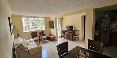 951FR5697
Apartamento en venta en el conjunto Parque 100, ubicado en el sector Miramar de Barranquilla, una de las zonas de mayor valorización y tranquilidad de la ciudad. Con 75 m² en piso 3, este inmueble cuenta con 3 habitaciones, 2 baños, sala-comedor con excelente iluminación natural, cocina integral, zona de labores y balcón. El conjunto ofrece piscina, gimnasio, salón social, zonas verdes y vigilancia 24/7. Su ubicación estratégica brinda fácil acceso a centros comerciales, colegios y vías principales. Ideal para quienes buscan confort, seguridad y buena ubicación. ¡Agenda tu visita hoy!
