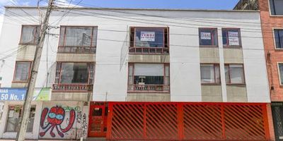 Excelente oportunidad  VENTA de apartamento en Ciudad Montes  El Remanso Sur. Apartamento 68,80 m  estrato tres, vista exterior, iluminado y en tercer nivel. tres habitaciones, altillo, dos baños, salacomedor, cocina integral, zona de ropas, depósito y parqueadero cubierto. Ubicación privilegiada, cerca al parque ciudad Montes y la Avenida Primero de Mayo. Próximamente, cerca de la estación novena del metro. Información adicional con LUZ MARINA PEÑA al celular 318 2394291 y al correo electrónico luz.penainmobiliariabogota.com. El equipo de Inmobiliaria Bogotá está comprometido a brindar una experiencia de vida excepcional para nuestros clientes desde el momento en que se unen a nuestra comunidad.