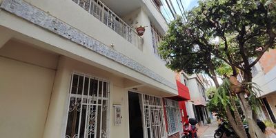 Se vende casa en Girón — 3 niveles

Excelente ubicación | 162 m² | Estrato 3

Características destacadas: Amplia sala y comedor, habitación principal con balcón, 2 habitaciones auxiliares amplias, cocina integral, patio, terraza con zona BBQ, parqueadero comunal
techo en machimbre. 

Perfecta para quien busca espacio y comodidad en una zona tranquila.
No dejes pasar esta excelente oportunidad — agenda tu visita gratis hoy mismo! Cod: 4