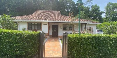 Se vende espectacular casa campestre en Floridablanca
Área de lote: 1.080 m² | Área construida: 200 m²

Características principales: Sala y comedor amplios, Cocina integral remodelada hace 2 años, Hall de TV y estudio, 4 habitaciones con clósets, 2 baños completos + baño social, Zona de ropas y patio, 3 salas de estar, sala de TV y biblioteca, Parqueadero con capacidad para más de 8 vehículos

Naturaleza y tranquilidad: árboles frutales de mandarina, aguacate, naranja, plátano, mango y zapote.
A solo 10 minutos del casco antiguo de Bucaramanga.
Administración: $665.000 (incluye agua, recolección de aseo y jardinería del conjunto).

¡Agenda tu cita y aprovecha esta excelente oportunidad de vivir en un entorno campestre con todas las comodidades! Cod: 5