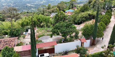 Se vende lote – parcela ubicada en la vereda El Guamo Alto, a solo 40 minutos de Bucaramanga, en un entorno campestre tranquilo y rodeado de naturaleza.

Área: 2.600 m²
Ubicación: Conjunto cerrado que cuenta con un hermoso lago, colinda con el Colegio El Guamo.

Características: Muro perimetral en ladrillo, frente con puerta y portón en madera, placas y planos del proyecto para construir la casa incluidos.
Servicios disponibles: agua potable, energía eléctrica, internet, y gas en proyecto cercano, agua de río adicional.

Árboles frutales: mango, guanábana y limón 

Un espacio ideal para construir la casa campestre de tus sueños y disfrutar de la naturaleza con todas las comodidades.

Contáctanos y agenda tu visita — ¡Haz realidad tu proyecto de vida en el campo! Cod: 15