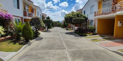 ¡Se vende hermosa casa en Piedecuesta!

Área: 98 m²

Distribución: 3 habitaciones, 3 baños, sala – comedor amplia y luminosa, cocina integral, patio y zona de ropas, balcón y terraza con alto potencial para habilitar cuarta habitación o espacio para departir en familia, ubicada en conjunto cerrado con excelente entorno y seguridad.

Zona social completa: Piscina, salón social, gimnasio, zonas verdes y lago, zona BBQ y kiosko, parque infantil, vigilancia 24 horas. 

¡No dejes pasar esta increíble oportunidad! Agenda tu visita hoy mismo y conoce tu nuevo hogar. Cod: 14