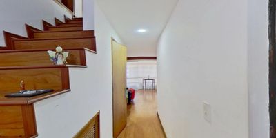 NID 21708397121

Apartamento en venta de 67M²,  Consta de 1 habitación, 2 baños, sala comedor, cocina integral y zona de lavandería. Tiene piso laminado en habitaciones y zona social y cerámico en baños y cocina. El conjunto cuenta con vigilancia privada las 24 horas. Cerca a centros comerciales Galería 93, Chico Centro, Manhattan; cerca a almacenes de cadena como D1, Éxito Express, Carulla; cerca a colegios Liceo El Encuentro, San Pio X; cerca a universidad de Santander, Sergio Arboleda; cerca a estaciones de Transmilenio Virrey, Los Héroes; Vías de acceso por la Calle 80 y Avenida Carrera 30.
