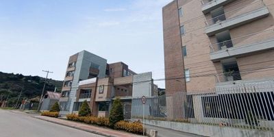 Venta lindo apartamento en Bosques de Padua Tocancipa. Ubicado en el piso uno, disfrutaras de tres comodas habitaciones con closet, dos baños completos, cocina integral, zona de ropas independiente, area social, mas un patio de 26m2, para mayor comodidad cuenta con parqueadero privado descubierto.

Ideal para quienes buscan comodidad, ubicación y un espacio adicional al aire libre.

El conjunto te ofrece salon social, parque para niños, zonas verdes, acceso al conjunto con chip de seguridad. 

¿Quieres agendar una cita? contactame al tres dieciocho ocho cinco ocho ocho ocho cuatro cinco. 