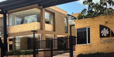 VENDO HERMOSA CASA :Vive rodeado de tranquilidad y aire puro, ubicada en un sector verde y exclusivo, a solo 10 minutos del Centro Comercial Fontanar, con fácil acceso a colegios, universidades y zonas de recreación.

Disfruta de un entorno natural sin renunciar a la comodidad de tener todo al alcance de la mano. Esta propiedad combina amplios espacios, luz natural y diseño moderno, ideal para quienes buscan calidad de vida, seguridad y contacto con la naturaleza.

Ideal para familias que desean un ambiente tranquilo, seguro y bien conectado.