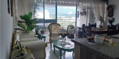 VENTA APARTAMENTO EN CAÑAVERAL CONDOMINIO LE PARC

 

Apartamento en venta, amplio, fresco y ventilado, area construida de 94 mts, estrato 4, piso 12.

 

Descripcion: Consta de sala - comedor, balcón, cocina integral amplia, zona de ropas, tres alcobas con closets techo a piso, dos baños, parqueadero y bodega.

 

El conjunto cuenta con una completa zona social dotada con piscinas, sauna, turco, jacuzzi, salón social, gimnasio, juegos infantiles, bbq, y vigilancia 24 horas.

 

Precio de Venta: $ 380.000.000 Negociables

 

Se encuentra ubicado en un sector privilegiado cerca de los Centros Comerciales (Caracoli y Cañaveral); el sector cuenta además con Colegios y Universidades de gran reconocimiento, farmacias, droguerias, iglesias.

 

Tenemos todo lo que necesitas!

Comunícate con nosotros:

☎ +57 (7) 6847511 ?320-3430689 
