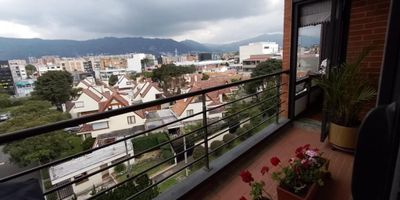 Les presentamos este agradable pent-house ubicado en uno de los mejores sectores para vivir tranquilamente en Nueva Autopista. El apartamento tiene una zona social amplia, de excelente iluminación natural, espacios bien distribuidos, comodidad y zonas independientes. En zona residencial cerca de restaurantes, comercio, vías de transporte y fácil acceso. ¡No pierdas esta oportunidad! Contáctanos para más información.