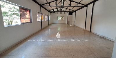 Bodega en arriendo, Candelaria, Boston.

Bodega en segundo piso de 110 m², con frente de 8 metros y fondo de 14 metros, ideal para almacenamiento o actividades comerciales livianas. Cuenta con energía monofásica de 220 V, 2 baños, cocineta y pisos en baldosa en excelente estado. Su ubicación estratégica en el sector de Boston la convierte en una oportunidad ideal para negocios que requieran cercanía al centro de la ciudad. Se encuentra a pocos minutos de la Placita de Flores, el Parque de Boston y el sector Centro, con acceso fácil por La Playa y Calle San Juan. Zona de alta mixtura con flujo constante de personas y comercios activos, perfecta para quienes buscan funcionalidad y buena conexión vial. Aprovecha esta oportunidad para posicionar tu negocio en una zona tradicional y dinámica del centro de Medellín. Contáctanos.