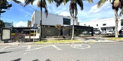 Local Comercial en Arriendo – Centro Comercial Córdoba, Rionegro. ¡Ubicación estratégica y excelente visibilidad! Este amplio local comercial está ubicado en el Centro Comercial Córdoba, en Rionegro, Antioquia, un punto clave con acceso a varias vías principales, alto flujo peatonal y vehicular. Características del inmueble: Área total construida: 229 m², Distribuido en 2 niveles. Primer nivel: 143 m², baño, excelente iluminación natural. Segundo nivel: 86 m², acceso mediante plataforma elevadora para personas con movilidad reducida. Ideal para negocios que buscan posicionamiento, accesibilidad y alto tráfico de clientes. Ubicado en zona comercial consolidada. Sin IVA. Espacios versátiles para adecuar según tu tipo de negocio. ¡Contáctanos para más información o para agendar tu visita!.