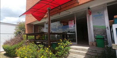 ? Local Comercial en Arriendo – Rionegro

Inmueble en empalme

? Sector: A las afueras de la unidad Torres del Campo, cerca de la Universidad Católica de Oriente (UCO).

Características del Entorno

Comodidades Cercanas / Comercios


 
 Está ubicado en una zona residencial‑mixta, con proyectos de vivienda como la misma unidad Torres del Campo.
 
 
 En la misma dirección se encuentra la empresa Vive Turismo Colombia, agencia de viajes. Cybo
 
 
 Por su cercanía a la UCO, existen establecimientos orientados a estudiantes (cafés, librerías, papelerías, tiendas de alimentos cerca).
 
 
 Otros servicios comunes en la zona incluyen transporte, opciones de alimentación informal, comercio local básico.
 


Accesos / Transporte / Rutas Cercanas


 
 Fácil acceso vial: la Carrera 52B es vía usada para conectar proyectos residenciales con vías principales del municipio.
 


Trafico de Personas


 
 La presencia de la Universidad Católica de Oriente atrae estudiantes, profesores y personal administrativo, generando movimiento de peatones antes/durante/después de clases.
 
 
 Al ser zona residencial de proyectos nuevos (como Torres del Campo) hay un crecimiento demográfico con potencial de demanda local para servicios de conveniencia (alimentación, papelería, café, telecomunicaciones, belleza, etc.).
 


Ventajas del Local


 
 Ubicación estratégica: cerca de una universidad importante, lo que incrementa demanda potencial estudiantil.
 
 
 Fácil acceso tanto para vehículos como peatones.
 
 
 Cercanía a rutas de transporte público urbano e intermunicipal.
 
 
 Zona en crecimiento residencial, lo que implica potencial de expansión comercial.
 
  
 
 Carros particulares, motos y vehículos de servicios pasan por Carrera 52B y vías cercanas, aportando visibilidad para un local.
 

