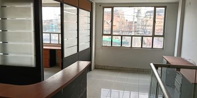 Se arrienda bodega en el barrio Marandu, localidad de Engativa. Esta bodega de dos pisos es ideal para industria, con o sin cuartos frios. En el primer piso, encontraras un montaje de tres cuartos frios, zona de descargue y puerta de doble hoja. Ademas, cuenta con un amplio espacio para bodega con entrada independiente a las oficinas. El segundo piso alberga la parte administrativa, con dos espacios independientes, dos banos y un espacio amplio con division para recepcion y duna oficina adicional. El local dispone de luz trifasica y tanques de agua para alimentar los cuartos frios. Su ubicacion es excelente, sobre la Calle 65B, al lado de la empresa de alimentos carnicos La Fazenda, rodeado de zona urbana y cerca del centro comercial Nuestro Bogota, el aeropuerto y la Avenida Mutis. No pierdas esta gran oportunidad y agenda ya tu cita.