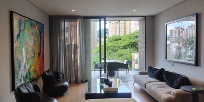 Apartamento en venta en unidad cerrada ubicada cerca a vías principales, rutas de transporte público, supermercados, centros comerciales y servicios complementarios del sector. Cuenta con piso en madera, sala comedor, 2 alcobas con vestier y baño en la principal, baño en cada alcoba, baño social, cocina integral abierta, zona de ropas, balcón, útil y parqueaderos paralelos cubiertos Conjunto cerrado con ascensores, gimnasio, salón de reunión, sauna, turco, zonas sociales, vigilancia y portería 24 horas y circuito cerrado de TV.inmuebles sujetos a verificacion de disponibilidad
