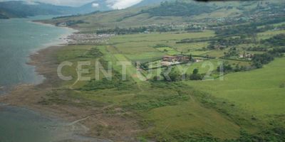 Tu refugio soñado en el Lago Calima te está esperando. Imagina despertar cada día con un clima perfecto, rodeado de montañas, aire puro y el canto del agua corriendo por tu propia quebrada natural. 
Este exclusivo lote en el corazón del Lago Calima es mucho más que tierra… es naturaleza, tranquilidad y futuro.
 A 1.500 msnm, con un clima primaveral durante todo el año. En una de las zonas más turísticas del Valle del Cauca. Con proyección de pista de aterrizaje cercana que hará de tu inversión un tesoro aún más valioso. Aquí podrás construir la cabaña de tus sueños, un eco hotel turístico, o simplemente tener tu propio paraíso privado frente a uno de los destinos más mágicos de Colombia. 
El momento de invertir es ahora. Contáctanos y ven a conocer el lugar donde tu futuro se conecta con la naturaleza.