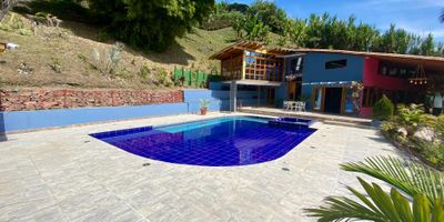 HV: Finca de lujo en venta con hermosa vista recientemente remodelada en venta en Loma Los Ochoa, Girardota, a 5 minutos de la autopista, cuenta con 5.000 mts.2 de lote y 2 casas de dos pisos cada una, la primera casa cuenta en el primer piso con una zona social muy bonita, cocina con mesón nuevo, sala, comedor, una habitación muy grande(60 mts2) y un baño social, en el segundo piso encontramos 3 habitaciones y baños, todo recientemente remodelado teniendo en cuenta cada detalle para disfrutar de un descanso en una lujosa casa, la segunda casa recién construida cuenta con un 2 salones grandes, 3 baños y 2 habitaciones, la finca cuenta con un deck de 300 mts2, malla katamarán,  puertas en teca,  piscina con chorros, sauna, jacuzzi, turco árboles frutales, kiosko y una red para acostarse a disfrutar de una hermosa vista, además cuenta con casa para mayordomo y portón de seguridad eléctrico. El  lugar que estabas buscando para tu descanso y el de tú familia y una excelente inversión.