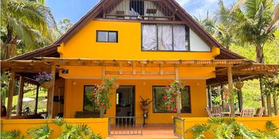 Se vende espectacular propiedad compuesta por tres lotes sin englobar, con un área total de 17.000 m², actualmente en funcionamiento como hotel campestre.

? Características del Lote 1


 
 Cabaña principal tipo chalet suizo:

 
  
  4 habitaciones
  
  
  5 baños
  
  
  Sala, comedor y zona de lavandería
  
  
  Diseño rústico con acabados cálidos y excelente iluminación natural
  
 
 
 
 Cabañas 2 y 3 (idénticas):

 
  
  Cocina, sala, comedor
  
  
  1 baño
  
  
  Habitación en mezzanine
  
  
  Amplio deck con vista panorámica
  
 
 
 
 Cabaña 4:

 
  
  Cocina, sala, comedor
  
  
  1 baño
  
  
  Habitación principal y habitación secundaria en mezzanine
  
  
  Deck doble con espacio para jacuzzi
  
 
 


? Lotes 2 y 3


 
 Terrenos libres listos para desarrollo adicional o ampliación del proyecto hotelero.
 


? Información adicional


 
 Propiedad actualmente operando como hotel en funcionamiento
 
 
 Ideal para inversionistas, desarrolladores o quienes buscan un proyecto turístico sostenible
 
 
 Acceso fácil, entorno natural, tranquilidad y vistas privilegiadas
 


? Precio de venta total: $5.500.000.000
? Área total: 17.000 m²
Valor predial anual de ($2.996.000). 
