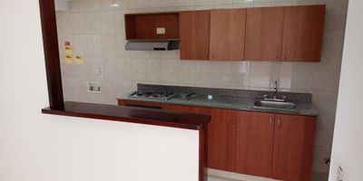 En unidad cerrada, cuenta con 96 mt3 Alcobas (Alcoba principal con Closet y Baño, 2 Alcobas con Closet) 1 baño Social, piso en porcelanato, balcon,cocina integral con barra, zona de ropas, red de gas, calentador.1 Parqueadero Cubierto y Cuarto Util.Conjunto cerrado con porteria 24 horas, asensor, gimnasio, juegos infantiles, piscina, salon social, shut de basuras y zonas verdes.Inmueble cercano a Instituciones Educativas, Transporte Publico, Parques Cercanos, Zona Campestre, Via Principal, Supermercados y Zona Residencial.