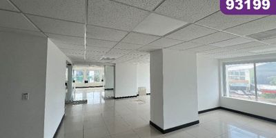 Oficina en arriendo, ubicada en edificio sector El Prado al norte de la Ciudad de Barranquilla, de fácil acceso y transporte, cerca de Hoteles, centros comerciales, entidades financieras y almacenes de cadena, centro recreacional Combarranquilla. La oficina cuenta con 260,03 m2, excelentes espacios, Amplios ventanales con hermosa vista a la Ciudad, baterías de baños, lámparas, islas de trabajo, cocineta y garajes privados. El edificio tiene un alto de sistema de seguridad privada con circuito cerrado de tv, lobby, ascensor, planta eléctrica.