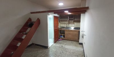 Arriendo apartaestudio de un solo ambiente por la canalizacion entre el obelisco y la estacion floresta del metro, tiene 28m2 aproximados, baños, cocina integral, red de gas, es un primer piso. Libre de agua, luz y gas.
