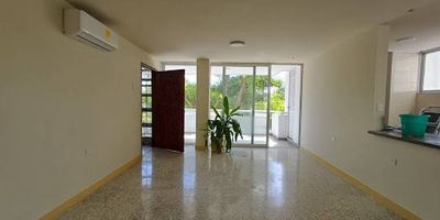 amplio apartamento ubicado en el exclusivo sector de bocagrande , a pocos metros de playa,centro comercial y almacenes de cadena.