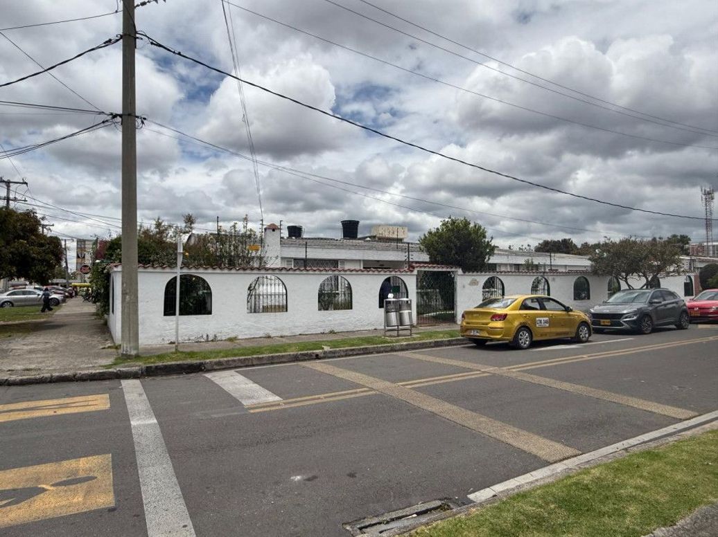 Casa de 10 alcobas en venta en Tierra Linda, Bogotá, 300 m² · foto 3 de 6