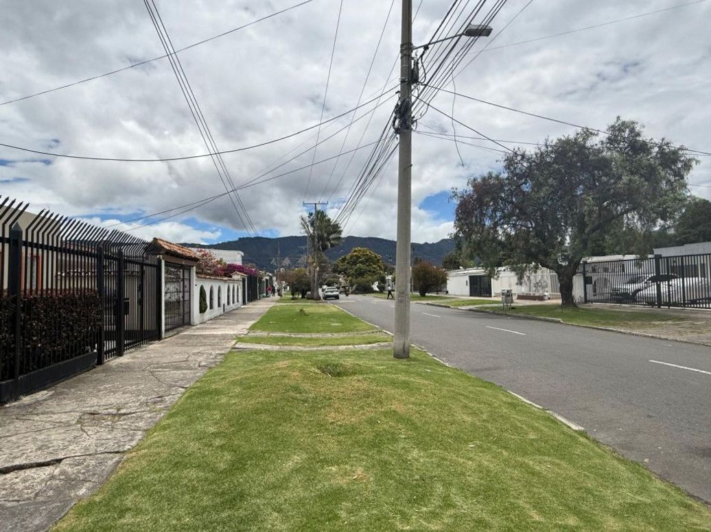 Casa de 10 alcobas en venta en Tierra Linda, Bogotá, 300 m² · foto 2 de 6