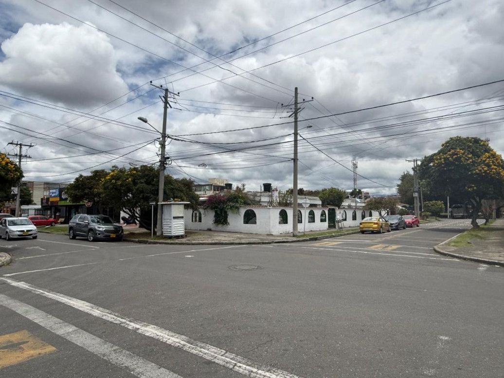 Casa de 10 alcobas en venta en Tierra Linda, Bogotá, 300 m² · foto 4 de 6