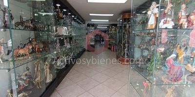 Arriendo Local comercial en el centro sector el Hueco, cerca todo lo que necesitas: centros comerciales, bancos, transporte público, servicios, primer piso, 75mt².Información sujeta a cambios. Las imágenes de muebles, enseres, decoración y demás elementos son una referencia.Arrienda Activos y Bienes, Inmobiliaria experta en administración, arrendamiento y venta de apartamentos, casas, locales, bodegas y oficinas en el Oriente Antioqueño, Medellín y toda el área Metropolitana.