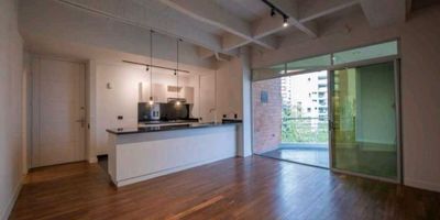 Apartaestudio  ubicado en el sector del poblado con un área de 70 mts² piso sextocuenta con una habitación con baño privado y vestier.1 baño social.Sala comedor Cocina integral Zona de ropaBalcón con buena iluminación y vista.1 parqueadero privado.1 cuarto útil para almacenamiento.? Ubicación:Cerca al Mall Amsterdam, en una zona tranquila y de fácil acceso.