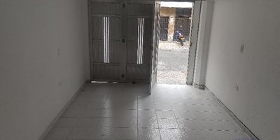 Apartamento de 60 m2, 2 Alcobas, clóset, baño, cocina integral, red de gas, cuarto útil, garaje, patio, zona de ropas y piso en cerámica.
Si deseas más información puedes escribir al WhatsApp 3113933203