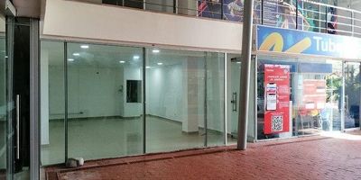 ¡OPORTUNIDAD ÚNICA! LOCAL EN VENTA O ARRIENDO EN ZONA ESTRATÉGICA DE BARRANQUILLA
Ubicación privilegiada en una de las mejores zonas comerciales de la ciudad.
33 m² de espacio versátil, ideal para cualquier tipo de negocio.
Excelente iluminación y fácil acceso, garantizando comodidad para tus clientes.
Haz de este local el punto de partida para el éxito de tu emprendimiento. Contáctanos y agenda tu visita hoy mismo.sita hoy mismo.