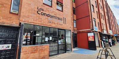 Apartamento en bosa porvenir  , ubicado en la localidad de una zona en desarrollo con excelente conectividad en el sur de Bogota. El inmueble cuenta con un area de 45 m distribuidos en dos habitaciones, un bano, sala-comedor, cocina integral, zona de lavanderia y piso en ceramica en todas las areas. Es un espacio comodo y funcional, ideal para familias o quienes buscan su primera vivienda. El conjunto residencial ofrece vigilancia 24 horas, parque infantil, zonas verdes, salon social, cancha multiple y parqueadero comunal, garantizando seguridad y bienestar. Su ubicacion estrategica permite facil acceso a vias principales como la Avenida Ciudad de Villavicencio y la Calle 57B Sur. En sus inmediaciones se encuentran el Centro Comercial Paseo Villa del Rio, supermercados como Ara, D1 y Surtimax, colegios reconocidos como el Bilingue Reino Unido y el Colegio Nuevo Chile, ademas de universidades como el Politecnico Grancolombiano y la Universidad del Tolima. Tambien