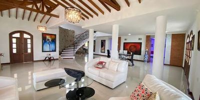 Espectacular casa campestre para la Venta ubicada en la variante Condina vereda Montelargo, cuenta con un área de lote 4373mts2, área construida de 760mts2, 8 habitaciones, 6 baños, cocina, sala comedor, piscina, kiosko, sauna, turco. Para mayor información contáctanos... Castellón Inmobiliaria.