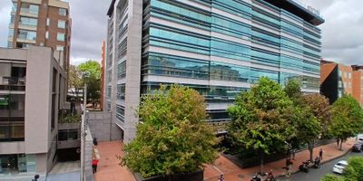 Oficina exterior, cálida, iluminada, en una de las mejores zonas de la ciudad a una cuadra del parque de la 93. 
Cuenta con seis espacios para oficinas, tres baños internos, cocina eléctrica, tres parqueaderos cubiertos independientes, el uso de suelos permite actividades medicas(consultorio).
El edificio cuenta con planta de suplencia total, portería, vigilancia y recepción 24 horas, parqueadero visitantes.