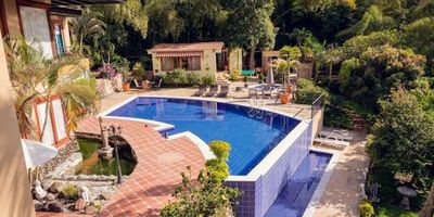 Espectacular casa campestre ubicada en Cerritos disponible para la VENTA, cuenta con 3000 mts2 de lote  y 1000 mts2 construido, 8 habitaciones, 8 baños, apartamento para los agregados, 2 parqueaderos con capacidad para 4 vehículos, parque de juegos, zonas verdes.
Casa de dos pisos, cuenta con cocina integral, sala de televisión, billar, sala grande, zona de ropas, piscina, jacuzzi, bar, gimnasio.
Para mayor información contáctanos... Castellón Inmobiliaria.