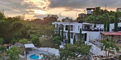 Espectacular finca disponible para la venta en exclusivo sector de la ciudad de Pereira, a tan solo 5 minutos del Crucero de Combia, cuenta con excelentes vías de acceso, 2.300 mts2 área lote, 400 mts2 construidos aproximadamente, 2 apartamentos independientes, 6 habitaciones, piscina desarmable empotrada, quiosco, cabaña de 2 habitaciones, cuarto de bodega, lago para aves acuáticas, parqueadero para 3 carros, cámaras de vigilancia, 4 baños, para mayor información contáctanos... Castellón Inmobiliaria.