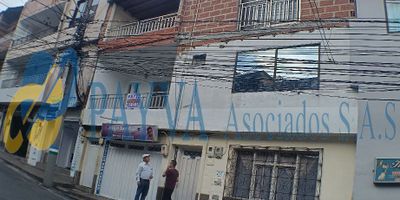 Casa segundo piso para arrendar en Bello a una cuadra del parque principal, destinación comercial, 3 salones grandes, uno pequeño como alcoba, 2 baños cabinados, balcón amplio, cocina integral con red de gas y patio. 120 m2.