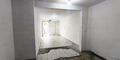 472-8207 Conaltura Inmobiliaria ofrece en arriendo este local comercial de 32 m², ubicado estratégicamente en Belén Parque, una zona de alto flujo peatonal y vehicular, ideal para negocios, oficinas o consultorios. El inmueble se encuentra en el primer piso, cuenta con un baño, piso en cerámica y excelente iluminación natural. Su distribución abierta permite adecuar el espacio según las necesidades del negocio.
Ubicado cerca del Parque de Belén, la Unidad Deportiva de Belén, el Éxito de Belén y la estación del Metroplús Parque Belén, con múltiples rutas de transporte hacia el centro y alimentadores al Metro